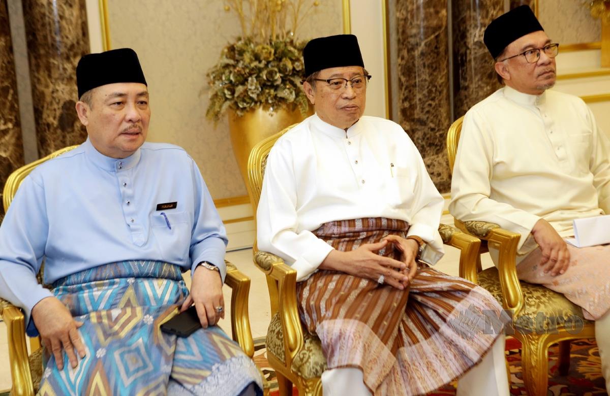 Anwar Ibrahim, Abang Johari dan Hajiji Nor, mengadakan Sidang Media bersama selepas Mesyuarat MA63 di bangunan Dewan Undangan Negeri Petra Jaya Kuching. FOTO NADIM BOKHARI