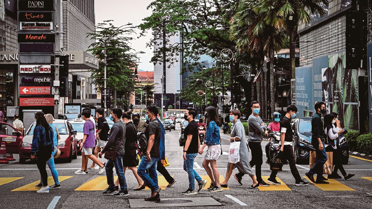 ORANG ramai mematuhi SOP ketika di kawasan tumpuan awam, 6 Jan lalu. Penduduk Malaysia dianggarkan 32.73 juta orang pada suku keempat 2020. FOTO Bernama