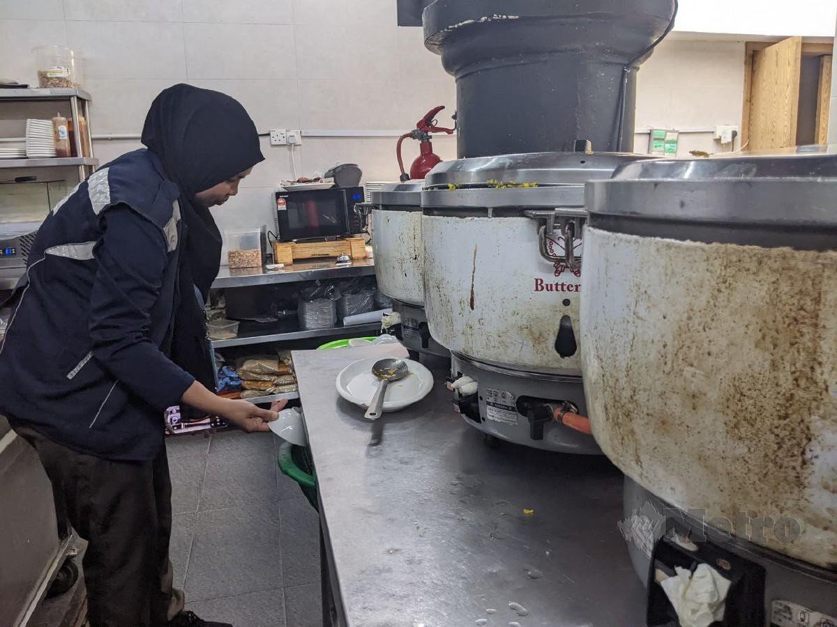 Keadaan peralatan memasak di dapur sebuah restoran terkenal di Lebuh Chulia, di sini, ketika pemeriksaan oleh Jabatan Perlesenan Majlis Bandaraya Pulau Pinang (MBPP). FOTO ZUHAINY ZULKIFFLI