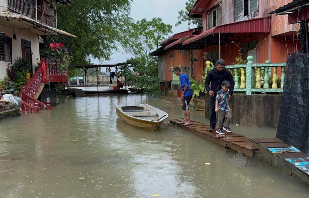 Tinjauan di Sungai Golok menunjukkan paras melebihi tahap bahaya kertika tinjaunan hari ini. Jumlah mangsa banjir di Kelantan meningkat kepada 1,157 orang setakat jam 8 pagi ini berbanding semalam. FOTO NIK ABDULLAH NIK OMAR