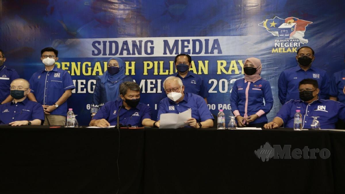 DATUK Seri Mohamad Hasan bersama Datuk Seri Najib Razak bersama sebahagian pemimpin Barisan Nasional (BN) mengadakan sidang media Pengarah Pilihan Raya Negeri Melaka 2021 di Menara Dato Onn, Kuala Lumpur. FOTO AIZUDDIN SAAD