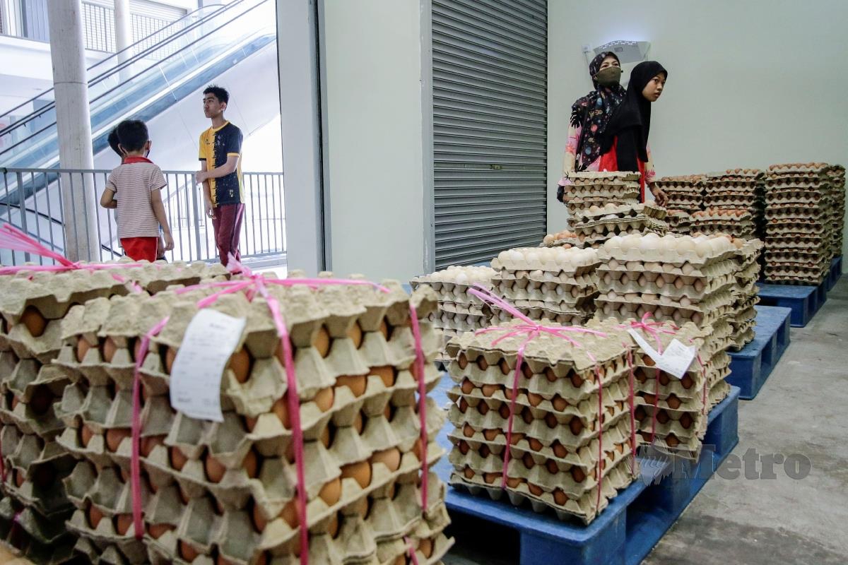 Pelanggan membeli bekalan telur ayam susulan kekurangan bekalan telur ayam di pasaran ketika tinjauan di Seri Kembangan. FOTO AIZUDDIN SAAD