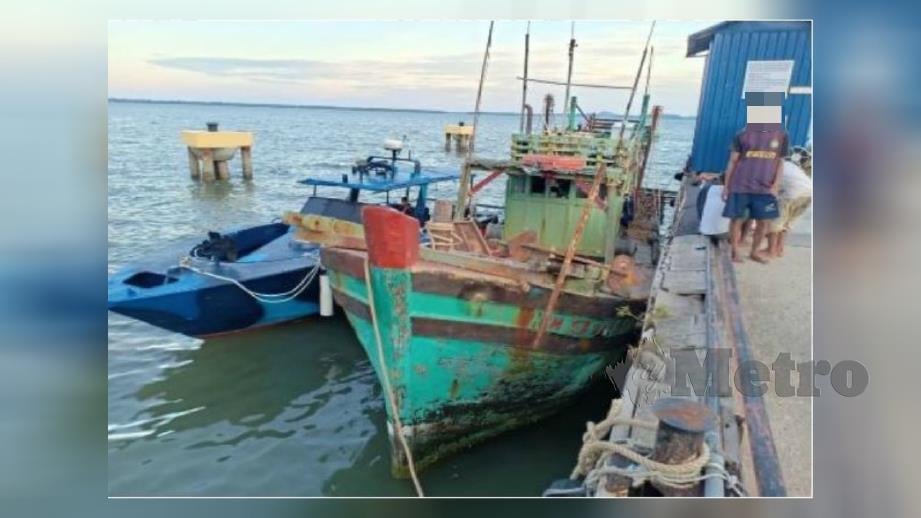Bot nelayan Vietnam yang ditahan PPM Wilayah 4 selepas disyaki mengutip balat di perairan Sabah pada Selasa lalu. Foto Ihsan PDRM