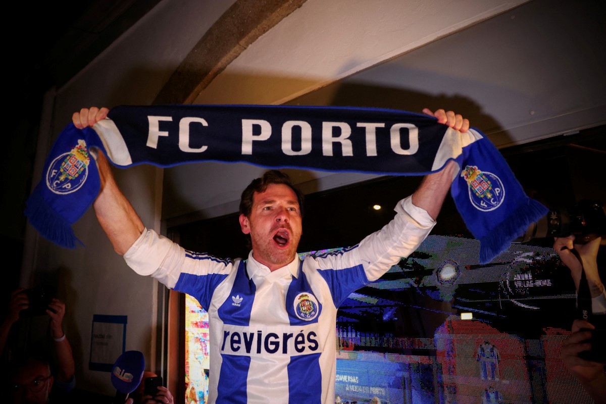 ANDRE Villas Boas meraikan kejayaannya dipilih sebagai Presiden Porto. FOTO REUTERS