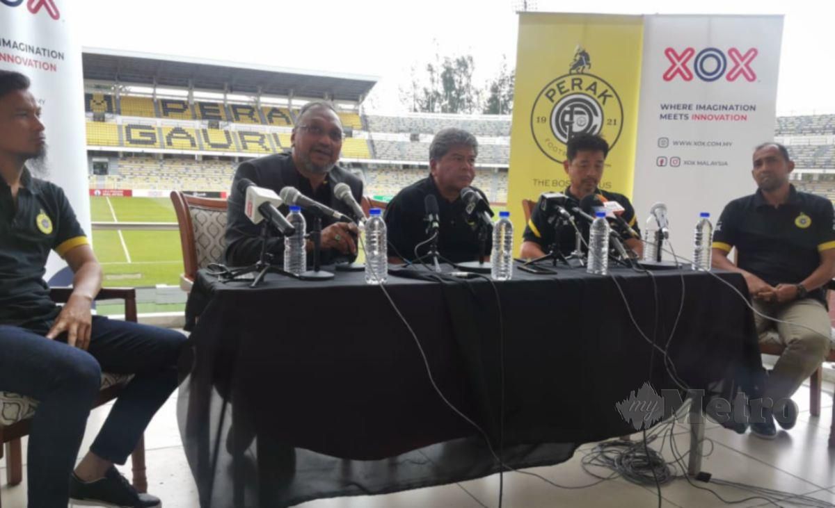 BOBIE Farid  (dua dari kiri) bercakap pada sidang media khas bersama pegawai pengurusan Perak FC di Stadium Perak. - Foto NSTP/Balqis Jazimah Zahari