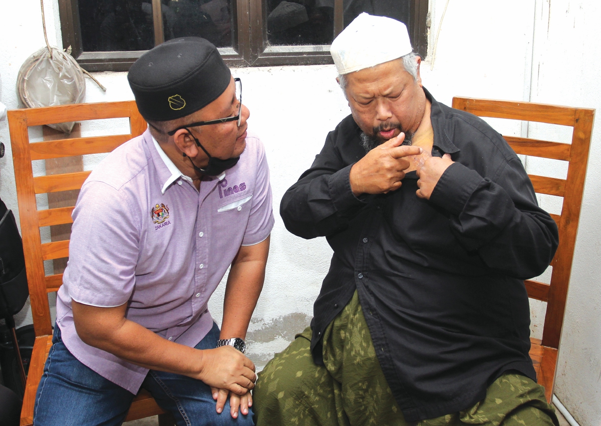ZAKARIA rancak berbual dengan pelakon Bob Lokman ketika menziarahnya di Kelantan.