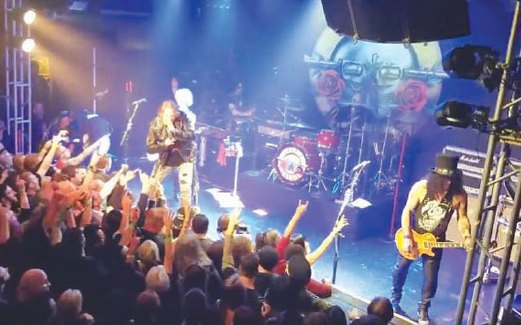 ANTARA gambar persembahan Guns N’ Roses di kelab Troubadour, Los Angeles yang dimuat naik peminat di Instagram mereka.