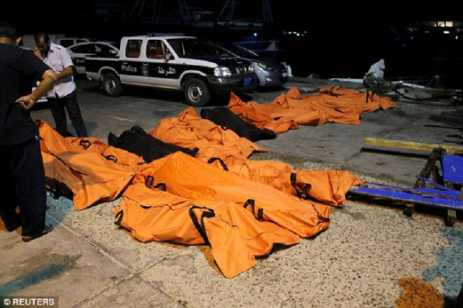Mayat pendatang yang ditemui pengawal pantai Libya di bawa ke darat. Sehingga 200 orang dikhuatiri mati selepas bot yang sesak dengan pendatang dari Afrika karam di perairan  Libya malam tadi.