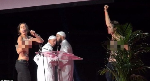 Dua wanita separuh bogel tiba-tiba menaiki pentas mengganggu seminar dua penceramah Islam. - Foto thejournal.ie