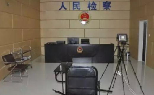 Bilik soal siasat palsu menyerupai milik agensi siasatan rasuah China. - Foto SCMP
