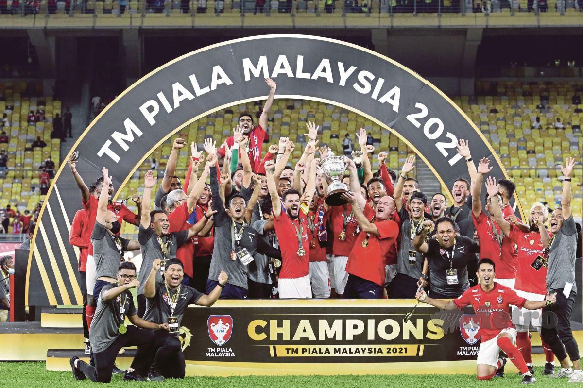 HODAK menjulang Piala Malaysia bersama barisan pemain KL City pada 2021. FOTO AIZUDDIN SAAD