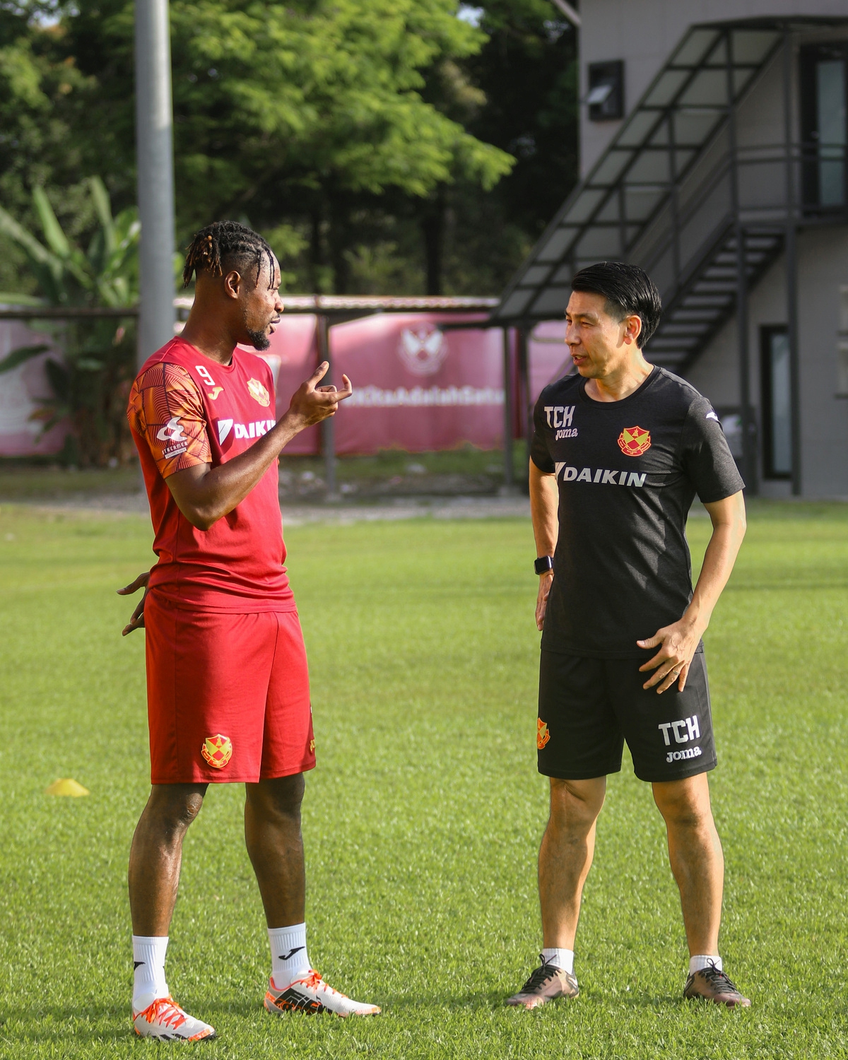 CHENG Hoe (kanan) tidak menolak untuk menggunakan khidmat Boakye pada pertemuan menentang Sri Pahang. FOTO Selangor FC