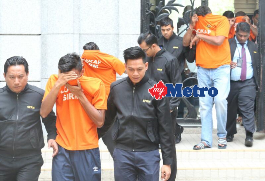 Mahkamah Majistret Putrajaya membenarkan tahanan reman seorang bookie disambung lima hari lagi bagi membantu siasatan kes rasuah mengatur keputusan perlawanan bola sepak Liga Perdana. - Foto FARIZ ISWADI ISMAIL.