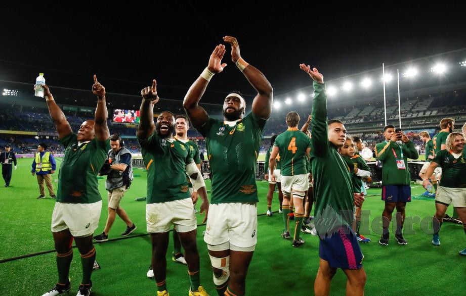 PEMAIN Afrika Selatan meraikan kejayaan mara ke final Piala Dunia Ragbi, Ahad lalu. — FOTO AFP