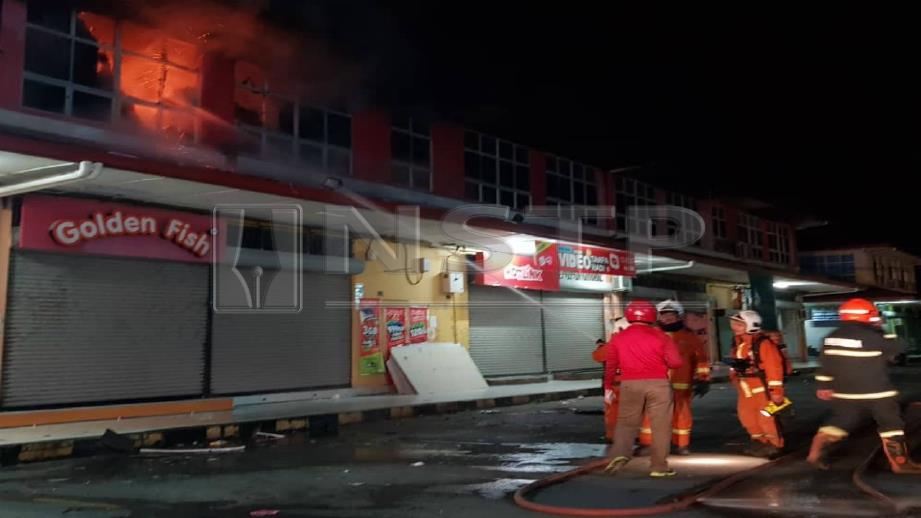 ANGGOTA bomba memadamkan kebakaran sebuah pasar raya. FOTO Recqueal Raimi