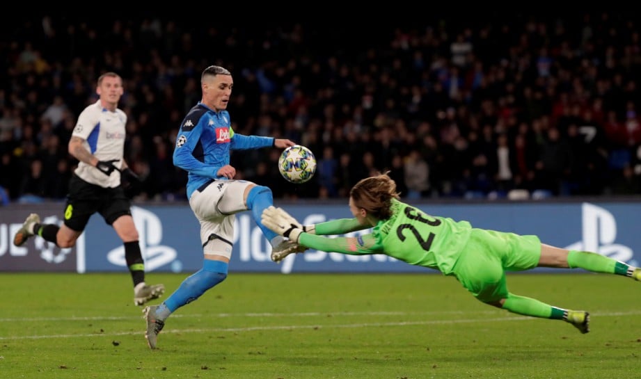 PEMAIN Napoli, Jose Callejon cuba mengatasi penjaga gol KRC Genk, Maarten Vandevoordt. FOTO/REUTERS