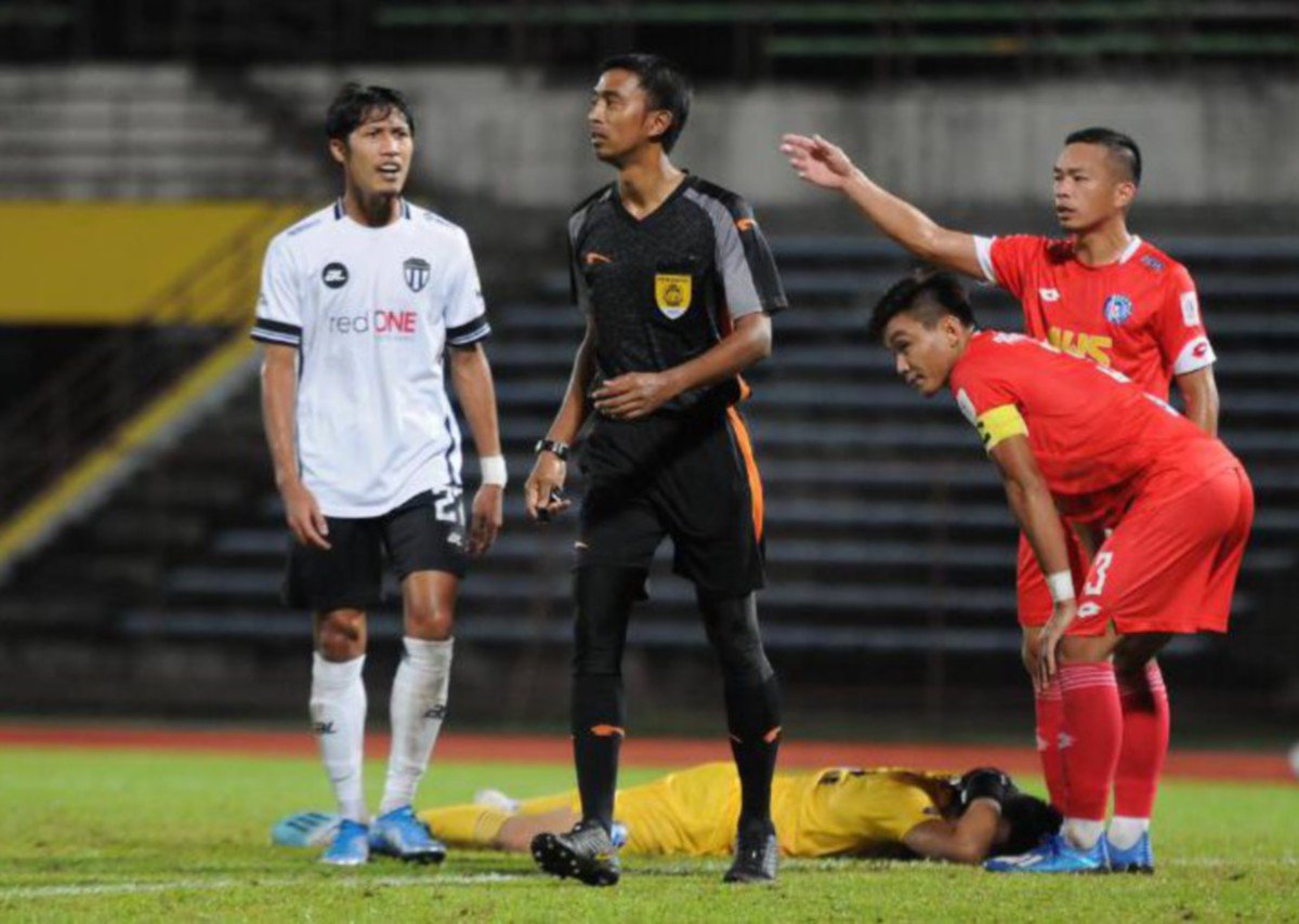 Mutu pengadilan Khirulazuan (tengah) dipertikaikan ketika perlawanan Sabah menentang TFC. FOTO Ihsan TFC
