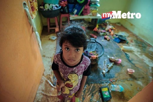 SITI Nur Azira Mohd Rosli, 4, berdiri di bilik tidurya yang terjejas berikutan banjir di Kampung Parit Mahang. FOTO Muhammad Sulaiman