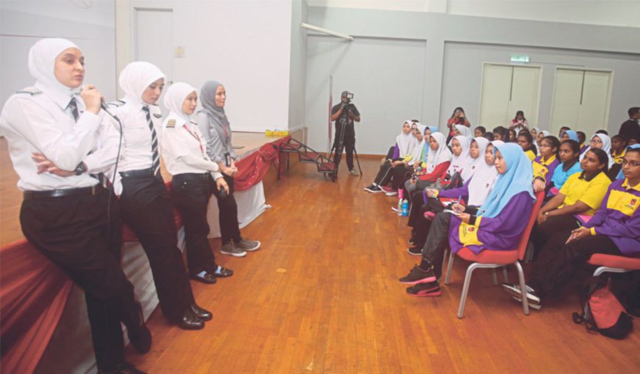 SEKITAR kempen #GirlsCanDoAnything kerjasama antara AirIasia dan Teach di Asian Of Excellence, Sepang.