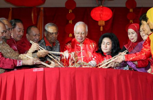 PERDANA Menteri, Datuk Seri Najib Razak dan isteri, Datin Seri Rosmah Mansor menggaul `Yee Sang’ ketika Majlis Rumah Terbuka Malaysia Tahun Baru Cina 2016 anjuran Kementerian Perlancongan dan Kebudayaan Malaysia di Dataran Sibu. FOTO Khairull Azry Bidin 
