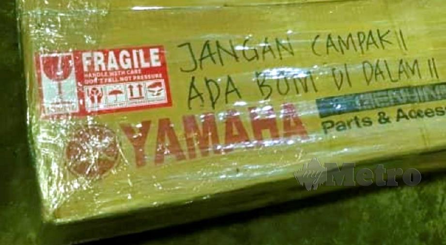 BUNGKUSAN kotak dengan tulisan 'Jangan Campak, Ada Bom Di Dalam’ dikatakan tiba di Miri pada jam 7.23 malam menggunakan kargo kapal terbang dari Kuala Lumpur. FOTO Ihsan PDRM