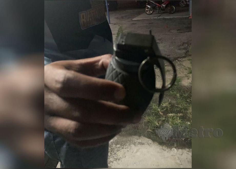  Bom tangan mainan dirampas dari seorang lelaki ketika memecah masuk rumah anggota polis di Taman Intan Jaya, Kapar, Klang, Selangor semalam. Foto Ihsan Polis.