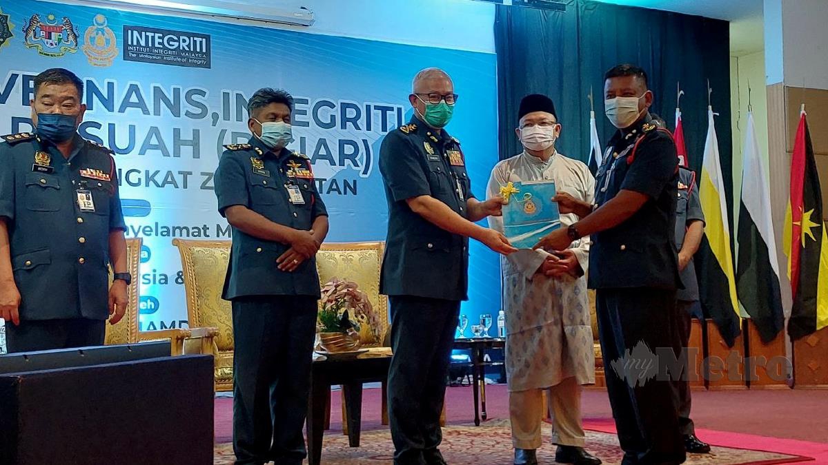 MOHAMMAD Hamdan menyampaikan sijil penyertaan kepada wakil jabatan. FOTO Nurliawati Sabri.