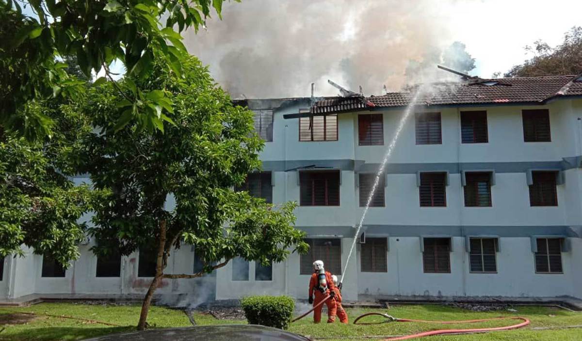 ANGGOTA bomba memadam kebakaran membabitkan tingkat tiga sebuah blok asrama pelajar UUM. FOTO Ihsan bomba