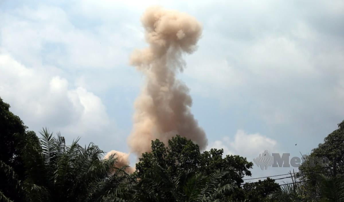 ASAP dari pelupusan bom lama oleh Unit Pemusnah Bom (UPB) PDRM, di Felda Triang 1. FOTO Farizul Hafiz Awang