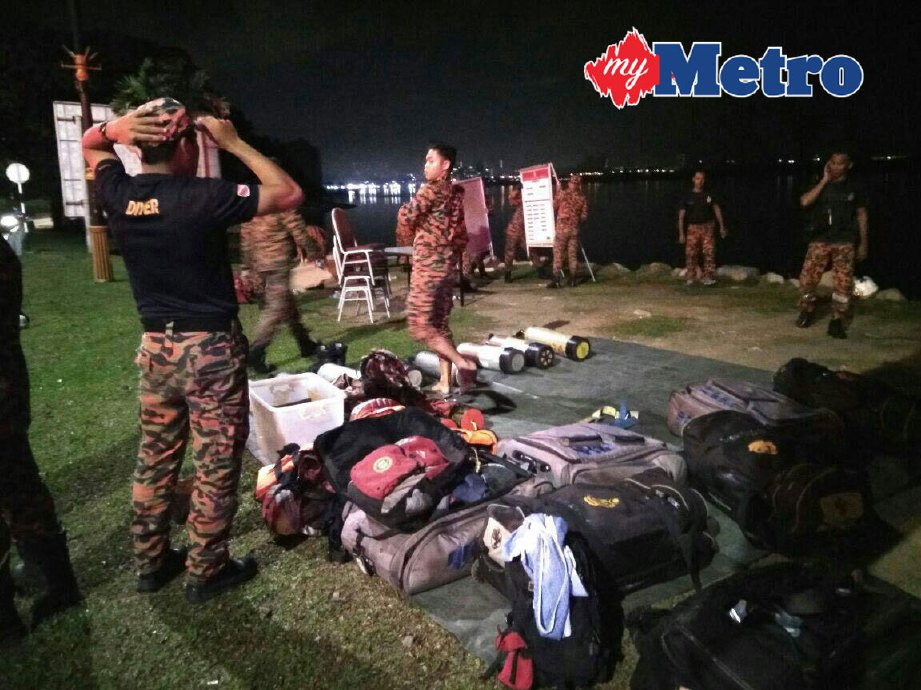 Anggota bomba melakukan persiapan untuk operasi mencari dan menyelamat (SAR) lelaki yang dikhuatiri lemas di pantai Lido dekat Jalan Sultan Ismail 7 malam tadi. FOTO ihsan bomba