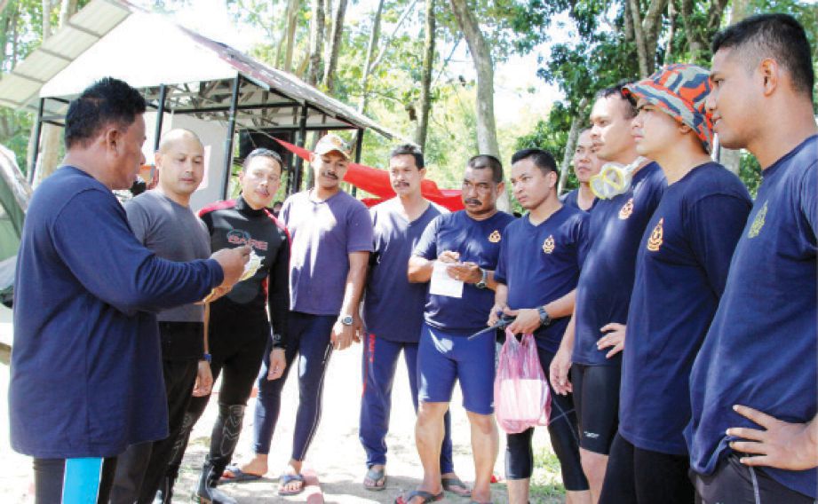 TIMBALAN Penguasa Bomba Hasbullah Mohd Isa memberi taklimat kepada anggotanya sebelum memulakan latihan.