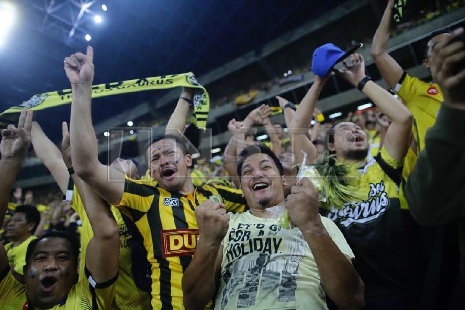 PENYOKONG Perak meraikan kemenangan pasukan bola sepak negeri, semalam. FOTO Eizairi Shamsudin