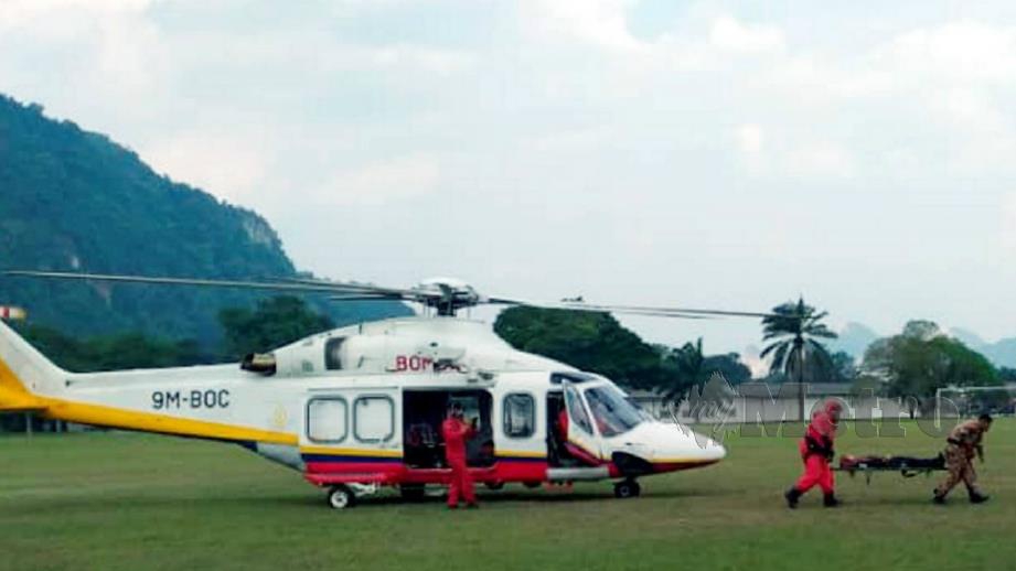 MANGSA dibawa ke HRPB dengan menaiki helikopter untuk mendapatkan rawatan susulan. FOTO IHSAN JBPM