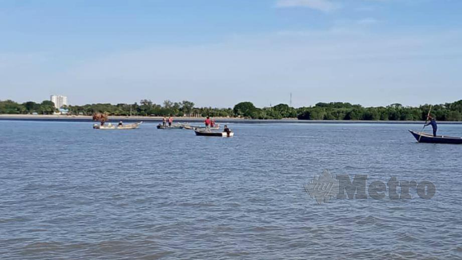 Kawasan pencarian mangsa di sekitar Sungai Muar. FOTO Ihsan JBPM