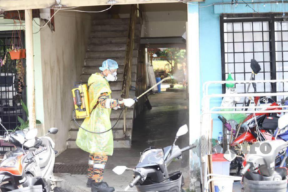 MDHS dengan kerjasama bomba melancarkan operasi sanitasi awam fasa kedua di Hulu Selangor membabitkan 15 blok perumahan di Taman Bunga Raya dan Bukit Sentosa. FOTO MD FUZI ABD LATEH.