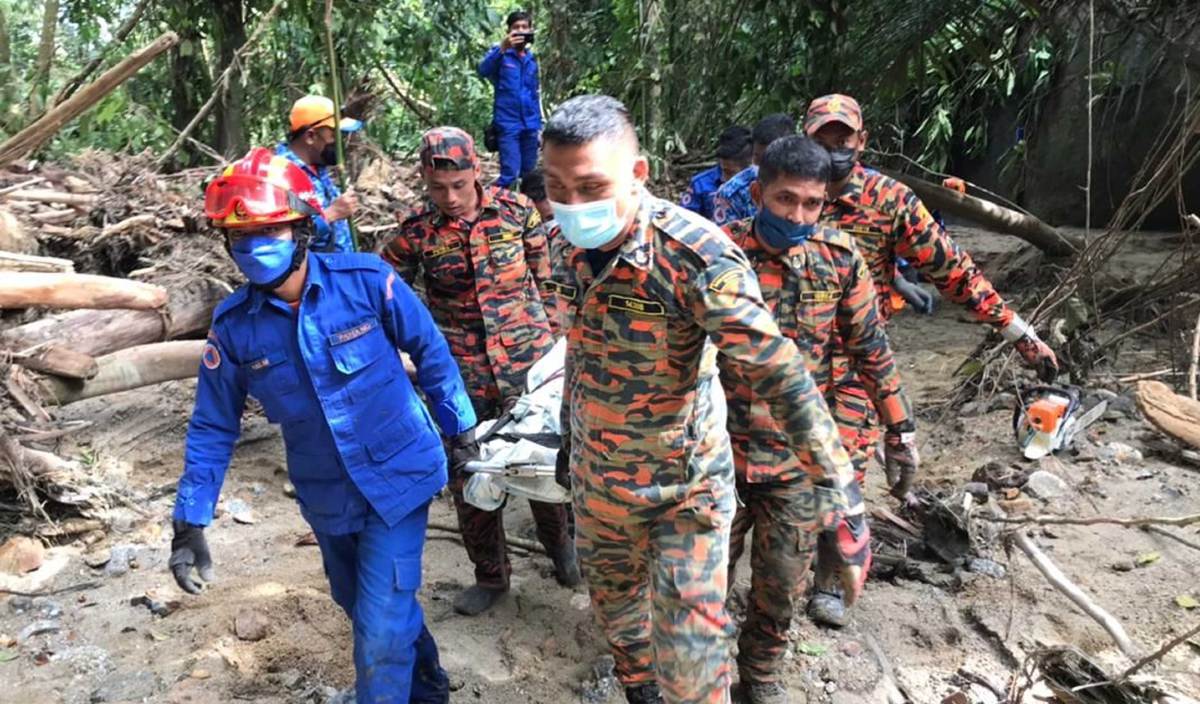 SATU mayat wanita daripada tiga mangsa yang hilang dalam kejadian banjir lumpur di Bobby Eco Farm Resort, Bentong ditemukan hari ini. FOTO Ihsan JBPM
