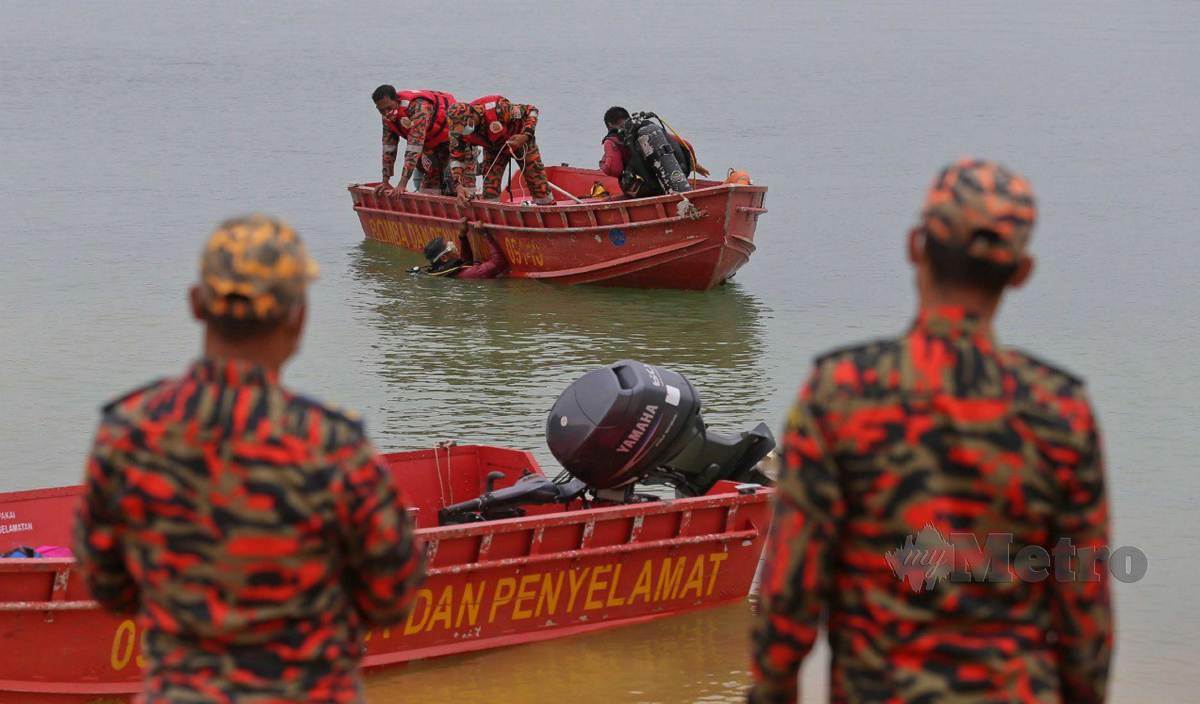 ANGGOTA Jabatan Bomba dan Penyelamat Malaysia (JPBM), Terengganu melakukan latihan bot dan menyelamat di air di Pulau Bomba, Tasik Kenyir. FOTO Ghazali Kori