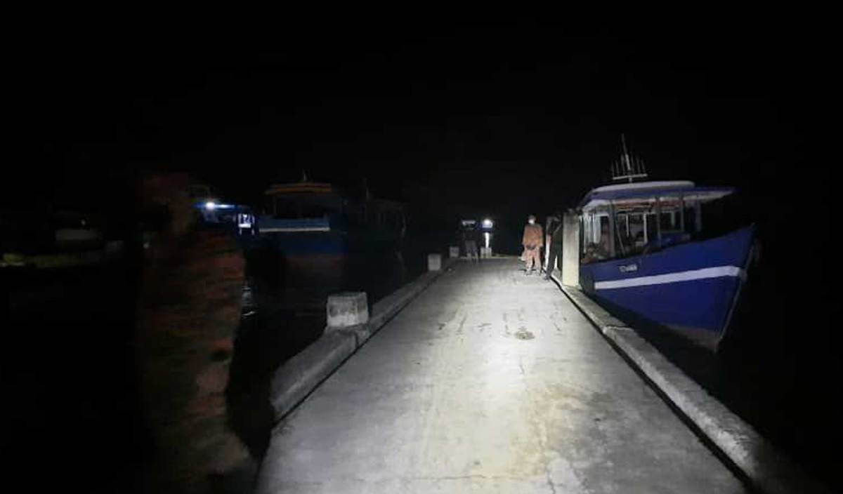 PASUKAN bomba tiba di Jeti Ko Nelayan, Kudat selepas menerima maklumat kehilangan seorang lelaki yang dipercayai terjatuh ke laut. FOTO Ihsan JBPM