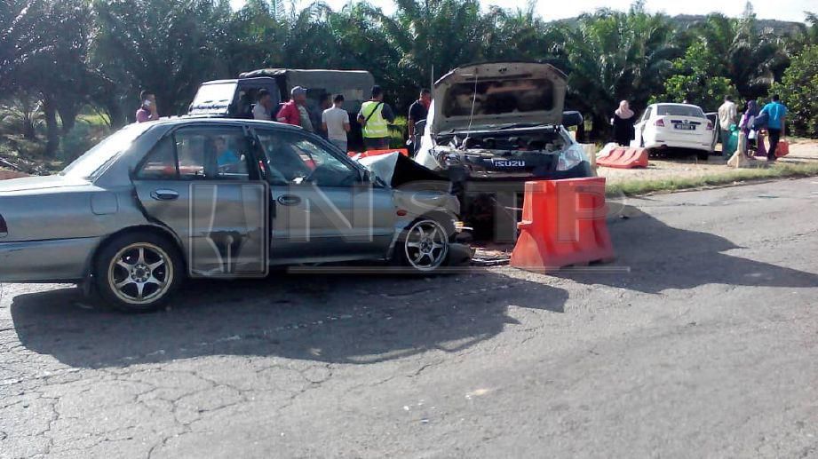 KEMALANGAN membabitkan lima kenderaan di Jalan Kuantan-Segamat. FOTO ihsan bomba Pahang 