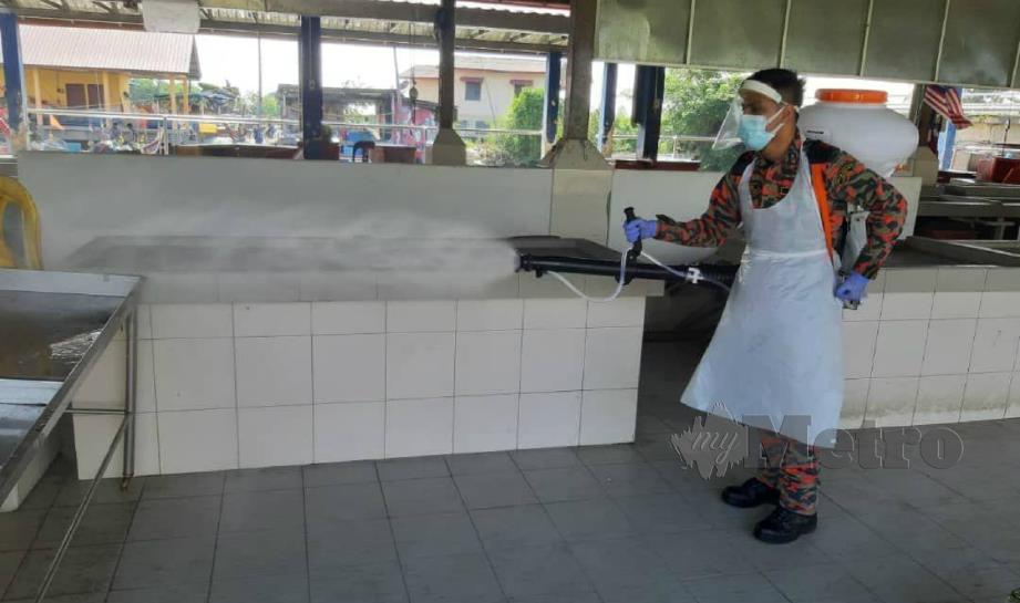 ANGGOTA BBP Alor Setar melakukan sanitasi awam di kawasan Pasar Nelayan Kampung Seberang Kota yang ditutup mulai hari ini sehingga tarikh diberitahu kelak. FOTO IHSAN BOMBA