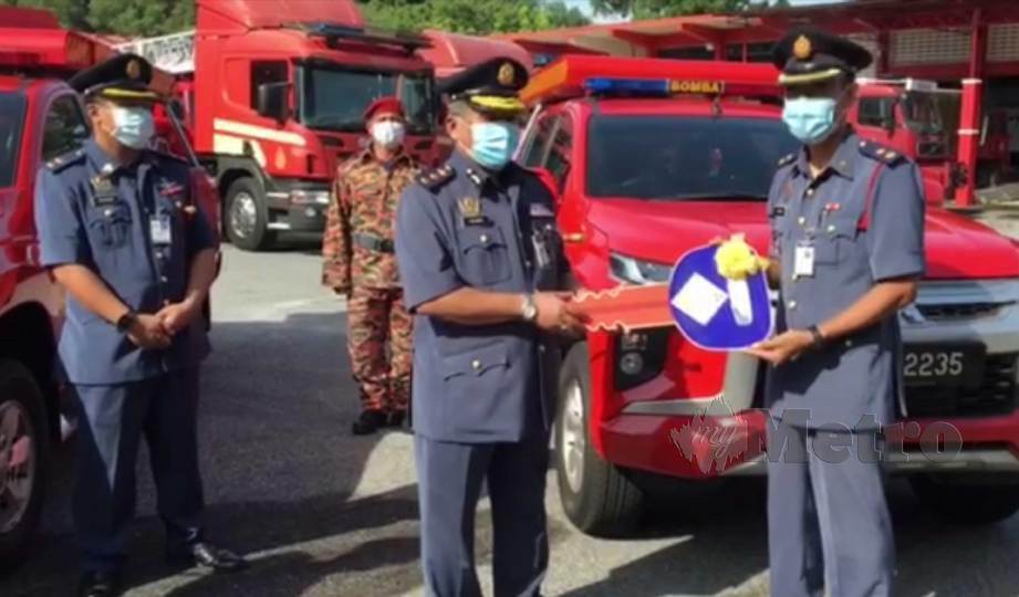 MD Hilman (tengah) pada Majlis Penyerahan Fire Response Vehicle (FRV) di Balai Bomba dan Penyelamat Kuala Terengganu. FOTO Ghazali Kori