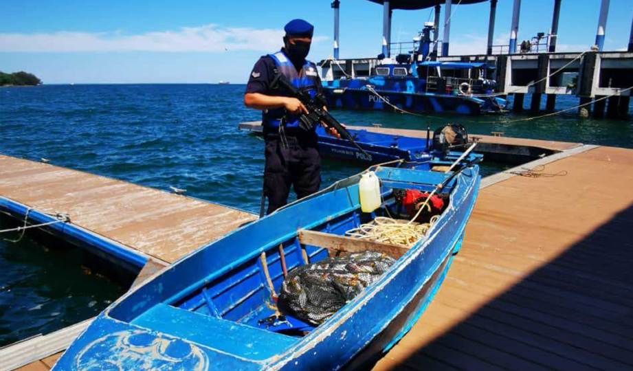 PASUKAN Polis Marin merampas ikan disyaki dibom bersama bot pam ditinggalkan di perairan Pulau Sakar, Lahad Datu. FOTO Ihsan PPM