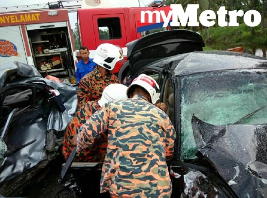 ANGGOTA bomba berusaha mengeluarkan mangsa kemalangan dari dalam kenderaan. Foto - Ihsan Bomba dan Penyelamat Selangor