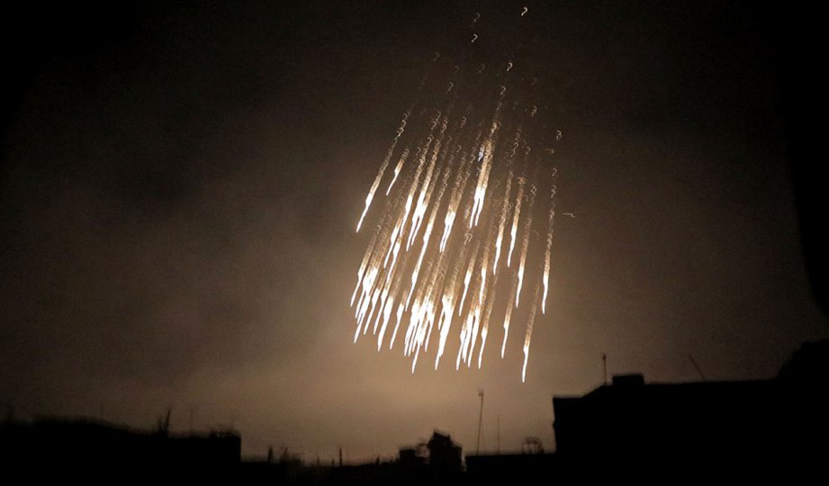 SERANGAN bom mengandungi fosforus putih menghujani bandar Dhouma di Ghouta. FOTO AFP/Getty Images