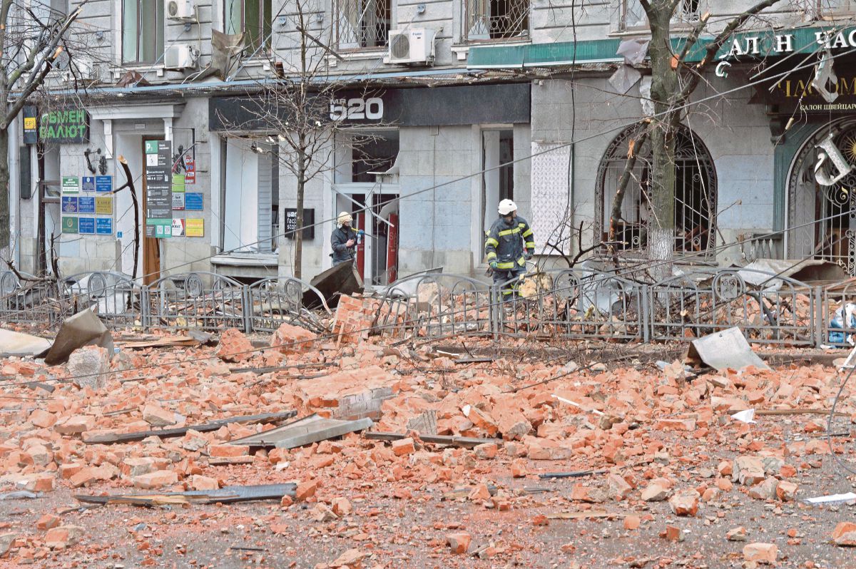KESAN kemusnahan susulan tindakan tentera Rusia mengebom Dataran Perlembagaan di Kharkiv. FOTO AFP 
