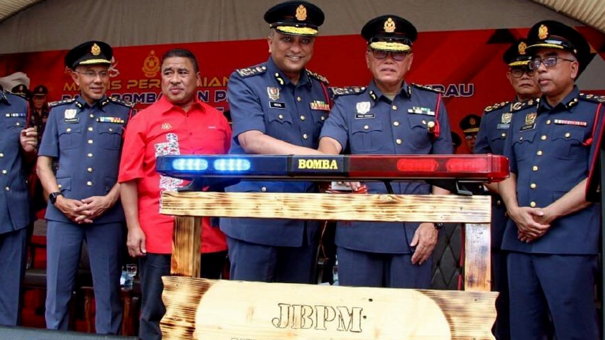 Reezal Merican dan Wan Rosdy ketika merasmikan Balai Bomba dan Penyelamat Kuala Krau. FOTO Ihsan Fikrah Pahang.