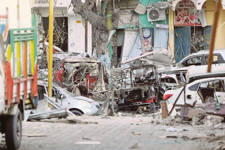 KERETA yang rosak teruk akibat serangan bom berani mati dilihat berhampiran lokasi kejadian.