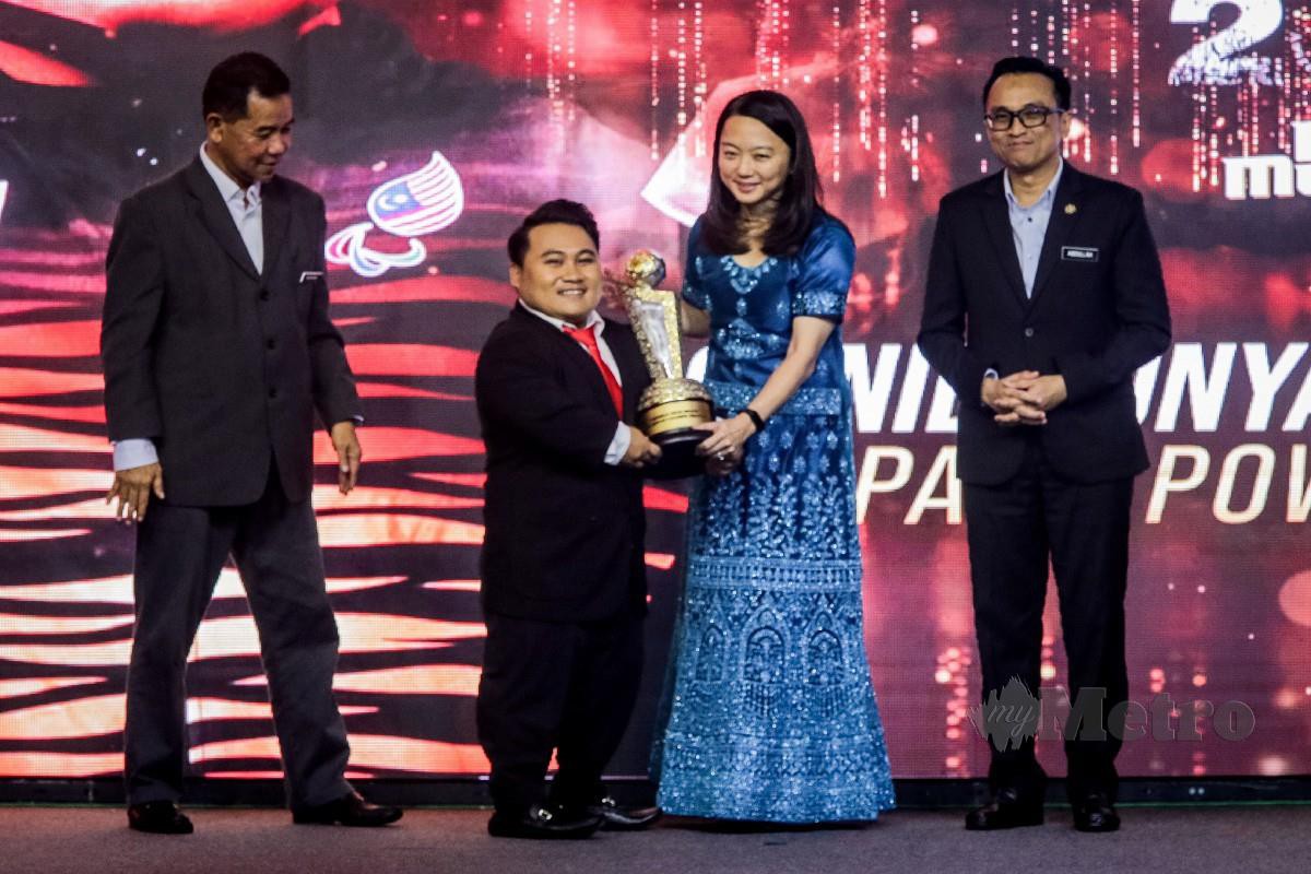 MENTERI Menteri Belia dan Sukan, Hannah Yeoh (dua kanan) menyampaikan Anugerah Olahragawan Paralimpik Kebangsaan kepada Bonnie Bunyau Rinong pada majlis Anugerah Sukan Negara 2021 di MSN Bukit Jalil, baru-baru ini. FOTO Asyraf Hamzah