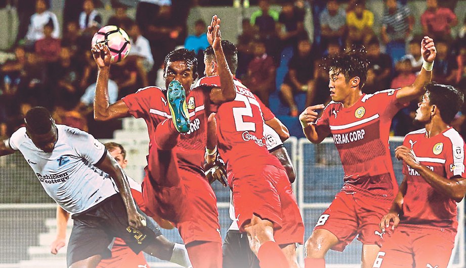  PEMAIN  Titans    Dilshod Sharofetdinov (kiri) diasak pemain PKNP FC    di Stadium Sultan Ismail Nasiruddin Shah, Kuala Terengganu kelmarin.  