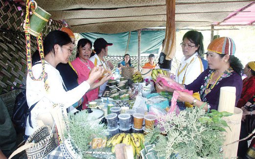 PELBAGAI hasil tanaman, hasil seni dan makanan eksotik kaum Kelabit dan Penan dijual sempena Pesta Nukenen Bario.